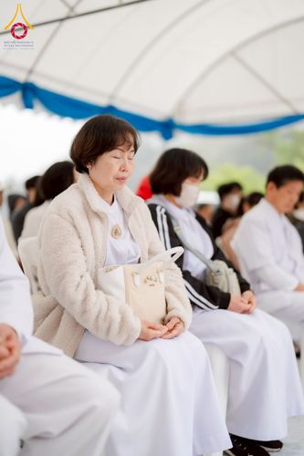 ภาพ No.220873:วันที่ 13 เมษายน พ.ศ. 2568 พิธีโปรยรัตนชาติปฐมเริ่มสถาปนาเจดีย์ และ พิธีเปิดหมู่บ้านปฏิบัติธรรม เพื่อการบรรลุธรรม ณ วัดป่าธรรมกายนานาชาติโทชิหงิ  ประเทศญี่ปุ่น