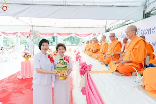 ภาพ No.158101:พิธีทอดผ้าป่า ติดตั้งแผ่นสิริฉะทะนะรัสมี(หลังคา) อาคาร 80 ปี หลวงพ่อธัมมชโย วันอาทิตย์ที่ 22 กันยายน พ.ศ. 2567 ณ ศูนย์ปฏิบัติธรรมวิหารแดง อ.วิหารแดง จ.สระบุรี