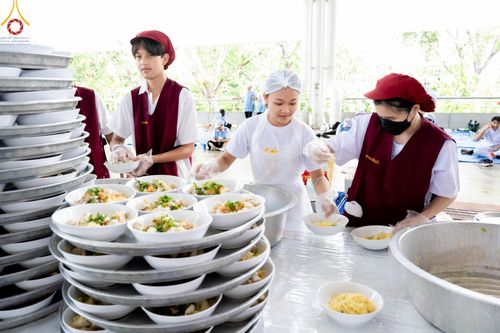 ภาพ No.60203:คณะสงฆ์ 10,000 กว่าวัดฉันภัตตาหารเพล ในวันคุ้มครองโลก วันจันทร์ที่ 22 เมษายน พ.ศ. 2567 ณ สภาธรรมกายสากล วัดพระธรรมกาย
