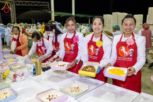 ภาพ No.203662:พิธีถวายภัตตาหารเป็นสังฆทาน แด่พระธรรมยาตรา ณ วัดพระธรรมกาย ตำบลคลองสาม อำเภอคลองหลวง จังหวัดปทุมธานี ในโครงการธรรมยาตรา กตัญญูบูชา มหาปูชนียาจารย์ พระมงคลเทพมุนี(สด จนฺทสโร) พระผู้ปราบมาร อนุสรณ์สถาน 7 แห่ง ปีที่ 13 วันที่ 30 มกราคม พ.ศ. 2568