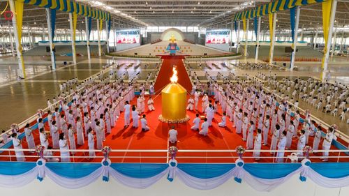 ภาพ No.90486:พิธีปฏิบัติธรรม และพิธีจุดเทียนใจ ไฟนิรันดร์ อนันตชัย วันอาทิตย์ที่ 15 ตุลาคม พ.ศ. 2566 ณ สภาธรรมกายสากล วัดพระธรรมกาย