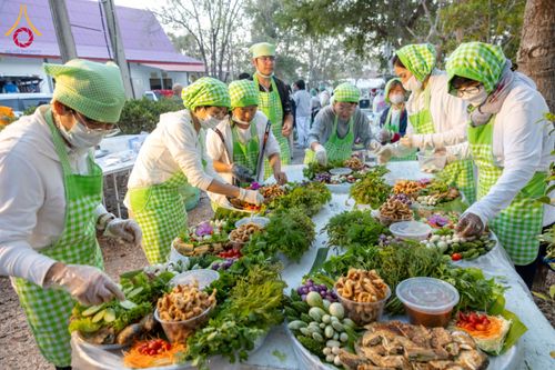 ภาพ No.195593:สาธุชนถวายภัตตาหารเป็นสังฆทาน แด่พระธรรมยาตรา ณ วัดสองพี่น้อง ต.ต้นตาล อ.สองพี่น้อง จ.สุพรรณบุรี ในโครงการธรรมยาตรา กตัญญูบูชา มหาปูชนียาจารย์ พระมงคลเทพมุนี(สด จนฺทสโร) พระผู้ปราบมาร อนุสรณ์สถาน 7 แห่ง ปีที่ 13 วันที่ 15 มกราคม พ.ศ. 2568