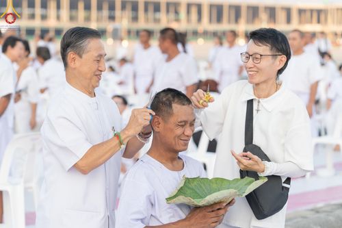 ภาพ No.179985:พิธีปลงผมนาคธรรมทายาท ในโครงการอุปสมบทหมู่ บูชาธรรมมหาปูชนียาจารย์ (ศูนย์อบรมวัดพระธรรมกาย) วันที่ 1 ธันวาคม พ.ศ. 2567 ณ ลานธรรมหารัตนวิหารคด วัดพระธรรมกาย จ.ปทุมธานี