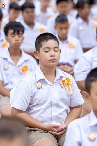 ภาพ No.245906:วันเสาร์ที่ 13 กันยายน พ.ศ. 2568 พิธีมอบผ้าไตรประธานกฐินสัมฤทธิ์เด็กดี V-Star ณ สภาธรรมกายสากล วัดพระธรรมกาย