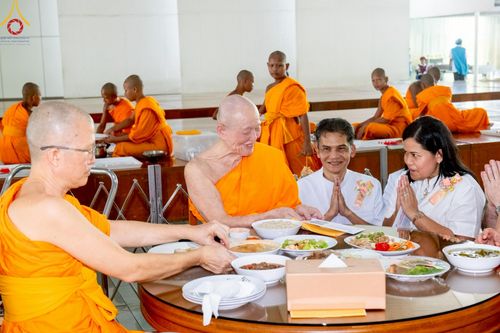 ภาพ No.213476:วันเสาร์ที่ 29 มีนาคม พ.ศ. 2568 พิธีถวายภัตตาหารเมนูสวรรค์ "เพื่อการบรรลุธรรม" ณ หอฉันคุณยายอาจารย์ฯ วัดพระธรรมกาย