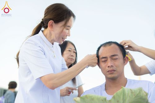 ภาพ No.274739:วันอาทิตย์ที่ 30 พฤศจิกายน พ.ศ. 2568 พิธีปลงผม โครงการอุปสมบทบูชาธรรมมหาปูชนียาจารย์ ปี 2568 ณ ลานธรรมพระมหาธรรมกายเจดีย์ ฝั่งทิศตะวันตก ระหว่างวิหารคดหมายเลข 8 และ 9 วัดพระธรรมกาย