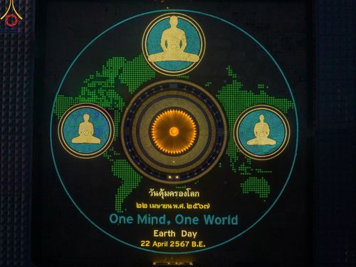 ภาพ No.59868:คณะสงฆ์และสาธุชนร่วมใจกัน สวดมนต์บทธัมมจักกัปปวัตนสูตร ครบ 6,315,808,080 จบ และจุดประทีปแปรอักษร ถวายเป็นพุทธบูชา เนื่องในวาระ "ฉลองอายุวัฒนมงคล 80 ปี หลวงพ่อธัมมชโย" ณ ลานธรรม มหารัตนวิหารคด วัดพระธรรมกาย