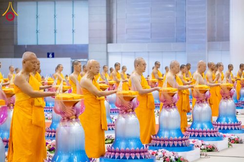 ภาพ No.215697:วันอาทิตย์ต้นเดือนที่ 6 เมษายน พ.ศ. 2568 พิธีทอดผ้าป่าสมทบ เพื่องานถวายมหาสังฆทาน 40,000 กว่าวัดทั่วประเทศ ณ สภาธรรมกายสากล วัดพระธรรมกาย