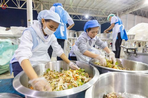 ภาพ No.188159:พิธีถวายภัตตาหารเป็นสังฆทาน แด่พระธรรมยาตรา ในโครงการธรรมยาตรา กตัญญูบูชา มหาปูชนียาจารย์ พระมงคลเทพมุนี(สด จนฺทสโร) พระผู้ปราบมาร อนุสรณ์สถาน 7 แห่ง ปีที่ 13 ณ สภาธรรมกายสากล วัดพระธรรมกาย วันที่ 2 มกราคม พ.ศ. 2568