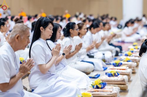 ภาพ No.180803:พิธีถวายภัตตาหารเมนูสวรรค์ และพิธีถวายอุปกรณ์กันหนาว แด่คณะพระภิกษุสามเณรวัดพระธรรมกาย วันอาทิตย์ที่ 8 ธันวาคม พ.ศ.2567 ณ สภาธรรมกายสากล วัดพระธรรมกาย