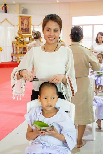 ภาพ No.59110:พิธีปลงผมและแห่นาคธรรมทายาท ในโครงการบรรพชาสามเณร ภาคฤดูร้อน เฉลิมพระเกียรติพระบาทสมเด็จพระเจ้าอยู่หัว เนื่องในโอกาส  พระราชพิธีมหามงคลเฉลิมพระชนมพรรษา 6 รอบ  ปลงผมนาคในวันที่ 21 เมษายน พ.ศ 2567 ณ วัดกลางธนรินทร์ (ธรรมอุทยานบ้านแป้ง)