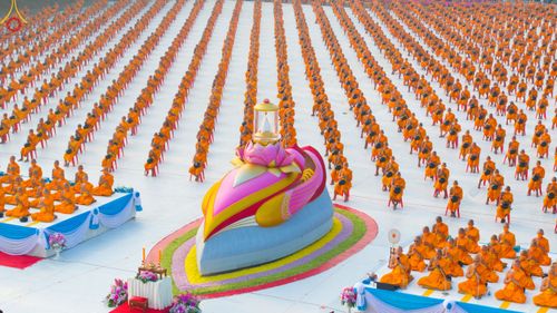 ภาพ No.110233:พิธีตักบาตรพระธรรมยาตราฯ ในโครงการธรรมยาตรากตัญญูบูชา มหาปูชนียาจารย์ พระมงคลเทพมุนี(สด จนฺทสโร) พระผู้ปราบมาร ปีที่ 12 ณ อนุสรณ์สถานลำดับที่ 2 สถานที่ตั้งมโนปณิธานบวชตลอดชีวิต อนุสรณ์สถานบางนางแท่น จ.นครปฐม วันที่ 11 มกราคม พ.ศ. 2567