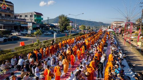 ภาพ No.187138:พิธีตักบาตรพระ ๕๐๐ รูป "สร้างบุญใหญ่ ส่งท้ายปีเก่า ต้อนรับปีใหม่ ๒๕๖๘" วันเสาร์ที่ ๒๘ ธันวาคม พ.ศ. ๒๕๖๗ ณ ถนนหน้าที่ว่าการอำเภอภูเรือ จังหวัดเลย