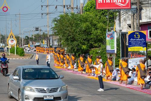 ภาพ No.107850:พิธีต้อนรับพระธรรมยาตรา ในโครงการธรรมยาตรากตัญญูบูชา มหาปูชนียาจารย์ พระมงคลเทพมุนี(สด จนฺทสโร) พระผู้ปราบมาร อนุสรณ์สถาน 7 แห่ง ปีที่ 12 วันที่ 7 มกราคม พ.ศ. 2567 ณ อนุสรณ์สถานคลองบางนางแท่น  อ.สามพราน จ.นครปฐม