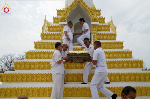 ภาพ No.131436:พิธีอัญเชิญพระบรมสารีริกธาตุ และองค์พระพุทธรัตนกายสิทธิ์ ติดตั้งองค์พระเจดีย์จตุรทิศ ถวายองค์พระเจดีย์ ลานธรรมและกำแพงแก้ว ถวายเป็นพุทธบูชา น้อมถวายบูชาธรรมหลวงพ่ออายุวัฒนมงคล ๘๐ พรรษา วันเสาร์ที่ ๑๖ มีนาคม พ.ศ. ๒๕๖๗ ณ วัดเขาพญาปราบ ต.ตะขบ อ.ปักธงชัย จ.น