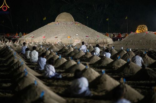 ภาพ No.138629:Photo Story  มหัศจรรย์วัดดงดินแดง Episode 6 พระภิกษุ-สามเณร ในโครงการบรรพชาอุปสมบทหมู่  กว่า 500 รูป และศีลจาริณีกว่า 300 คน ร่วมกันก่อพระเจดีย์ทราย 20,000 องค์ และจุดประทีป  บูชาธรรม 80 ปี หลวงพ่อธมฺมชโย กลางลำน้ำแม่ตื่น