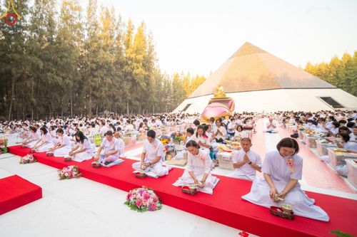 ภาพ No.107525:พิธีตักบาตรพระธรรมยาตราฯ ในโครงการธรรมยาตรากตัญญูบูชา มหาปูชนียาจารย์ พระมงคลเทพมุนี(สด จนฺทสโร) พระผู้ปราบมาร ปีที่ 12 ณ อนุสรณ์สถานมหาวิหารพระมงคลเทพมุนี อ.สองพี่น้อง จ.สุพรรณบุรี วันที่ 7 มกราคม พ.ศ. 2567