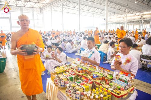 ภาพ No.133811:พิธีตักบาตร ข้าวสารอาหารแห้ง ณ บ้านแก้วเรือนทองคุณยายฯ สภาธรรมกายสากล วัดพระธรรมกาย วันอาทิตย์ต้นเดือนที่ 7 เมษายน พ.ศ. 2567