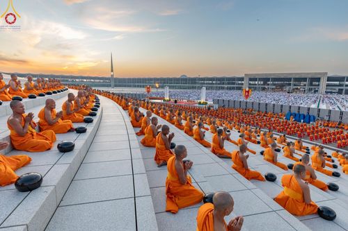 ภาพ No.187732:พิธีตักบาตรฉลองพระใหม่ ต้อนรับพุทธศักราช 2568 ณ ลานธรรมพระมหาธรรมกายเจดีย์ วัดพระธรรมกาย จ.ปทุมธานี วันที่ 1 มกราคม พ.ศ. 2568