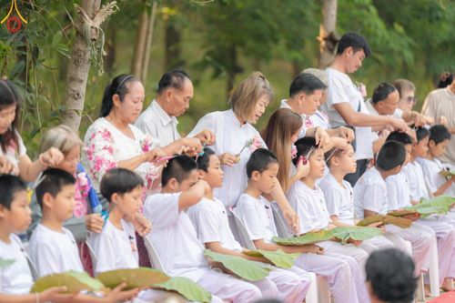 ภาพ No.135039: พิธีบรรพชาสามเณร  พิธีตักบาตรฉลองสามเณรใหม่ วันที่ 1 เมษายน พ.ศ.2567 ในโครงการบรรพชาสามเณรฟื้นฟูพระพุทธศาสนาทั่วไทย ณ ศูนย์ปฏิบัติธรรมแก้วเมืองเลย