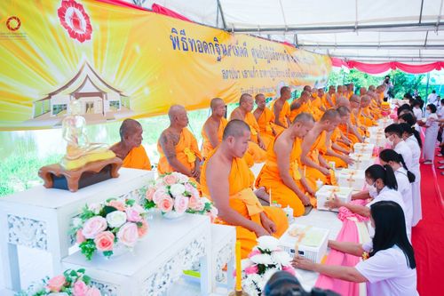 ภาพ No.95390:พิธีทอดกฐินสามัคคี เพื่อสร้างอาคาร 80 ปี หลวงพ่อธัมมชโย ณ ศูนย์ปฏิบัติธรรมวิหารแดง อำเภอวิหารแดง จ.สระบุรี วันที่ 18 พฤศจิกายน พ.ศ. 2566