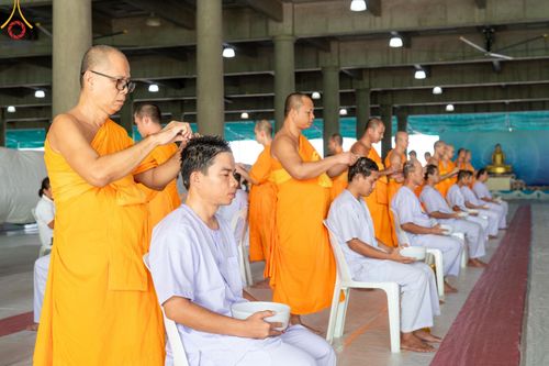 ภาพ No.159690:พิธีตัดปอยผมปลงผมนาคธรรมทายาท, พิธีบรรพชาอุปสมบทหมู่ โครงการอุปสมบทหมู่บูชาธรรม 140 ปี พระมงคลเทพมุนี (สด จนฺทสโร) ณ โบสถ์พระไตรปิฏก วัดพระธรรมกาย วันเสาร์ที่ 5 ตุลาคม พ.ศ. 2567