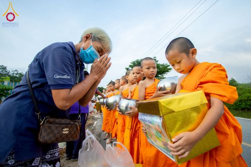 ภาพ No.217926:วันศุกร์ที่ 11 เมษายน พ.ศ. 2568 พระและสามเณร 99 รูป จากศูนย์ปฏิบัติธรรมระยอง(บ้านช่องลม) บิณฑบาต ณ ทุ่งปอเทือง ต.บางบุตร อ.บ้านค่าย จ.ระยอง เพื่อเป็นการฝึกสามเณรภาคฤดูร้อน ผ่านกิจวัตรบิณฑบาตในพื้นที่ชุมชน