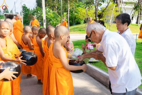 ภาพ No.57837:กิจกรรมบิณฑบาตของสามเณร โครงการบรรพชาสามเณร ฟื้นฟูพระพุทธศาสนาทั่วไทย ธุดงคสถานชลบุรี ณ ชุมชนบ้านห้วยเหียน ตำบลบ่อวิน  อำเภอศรีราชา จังหวัดชลบุรี วันที่ 27 เมษายน พ.ศ. 2567