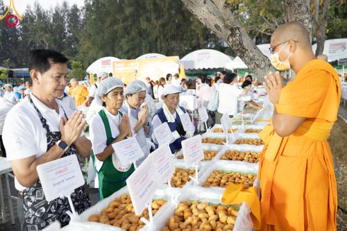 ภาพ No.110994:พิธีถวายภัตตาหารเป็นสังฆทาน แด่คณะพระธรรมยาตราฯ ในโครงการธรรมยาตรา กตัญญูบูชา มหาปูชนียาจารย์ พระมงคลเทพมุนี(สด จนฺทสโร) พระผู้ปราบมาร อนุสรณ์สถาน 7 แห่ง ปีที่ 12 วันที่ 13 มกราคม พ.ศ. 2567 ณ อนุสรณ์สถานมหาวิหารพระมงคลเทพมุนี  (โลตัสแลนด์) อ.สองพี่น้อง จ