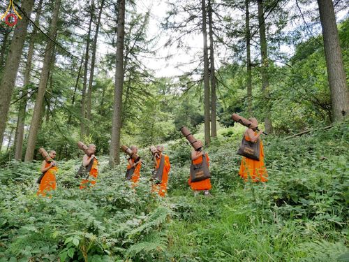 ภาพ No.148786:คณะสงฆ์และสามเณร วัดพระธรรมกายแมนเชสเตอร์  สหราชอาณาจักร จัดเดินธรรมยาตราที่ Peak District National Park , New Mills central , Upper Derwent Visitor Centre, Hope Valley วันอังคารที่ 6 สิงหาคม พ.ศ. 2567