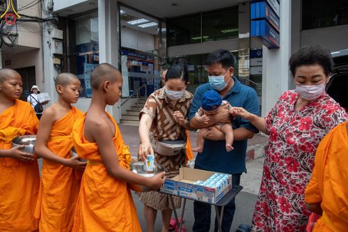 ภาพ No.62038:สามเณรจากศูนย์อบรมเยาวชนสุรินทร์ ออกบิณฑบาต รอบอำเภอเมือง จ.สุรินทร์ ในโครงการบรรพชาสามเณร ฟื้นฟูพระพุทธศาสนาทั่วไทย วันที่ 9 เมษายน พ.ศ. 2567