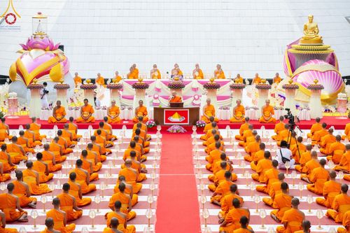 ภาพ No.190097:พิธีจุดประทีปถวายเป็นพุทธบูชา และบูชาธรรมมหาปูชนียาจารย์ ณ อนุสรณ์สถานมหาวิหารพระมงคลเทพมุนี (โลตัสแลนด์) อ.สองพี่น้อง จ.สุพรรณบุรี ในโครงการธรรมยาตรา กตัญญูบูชา มหาปูชนียาจารย์ พระมงคลเทพมุนี(สด จนฺทสโร) พระผู้ปราบมาร อนุสรณ์สถาน 7 แห่ง ปีที่ 13