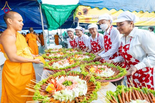 ภาพ No.201793:พิธีถวายภัตตาหารเป็นสังฆทาน แด่พระธรรมยาตรา ณ อนุสรณ์สถานบางปลา วัดบางปลา อำเภอบางเลน จังหวัดนครปฐม ในโครงการธรรมยาตรา กตัญญูบูชา มหาปูชนียาจารย์ พระมงคลเทพมุนี(สด จนฺทสโร) พระผู้ปราบมาร อนุสรณ์สถาน 7 แห่ง ปีที่ 13 วันที่ 26 มกราคม พ.ศ. 2568