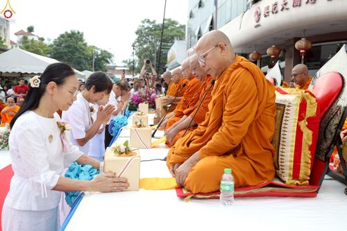 ภาพ No.236918:วันอาทิตย์ที่ 10 สิงหาคม พ.ศ. 2568 มหาสังฆทานครั้งยิ่งใหญ่ ตักบาตรพระ 10,000 รูป ถ.นิพัทธ์อุทิศ 3 ใจกลางนครหาดใหญ่ จ.สงขลา