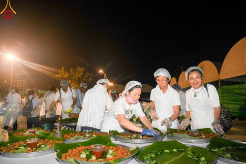 ภาพ No.108989:พิธีถวายภัตตาหารเป็นสังฆทาน แด่คณะพระธรรมยาตราฯ ในโครงการธรรมยาตรากตัญญูบูชา มหาปูชนียาจารย์ พระมงคลเทพมุนี(สด จนฺทสโร) พระผู้ปราบมาร อนุสรณ์สถาน 7 แห่ง ปีที่ 12 วันที่ 9 มกราคม พ.ศ. 2567 ณ อนุสรณ์สถานคลองบางนางแท่น  อ.สามพราน จ.นครปฐม