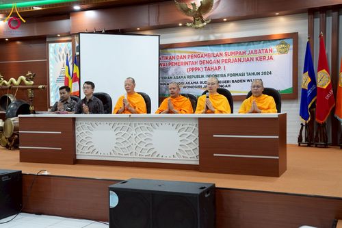 ภาพ No.227509:วันที่ 30 พฤษภาคม พ.ศ. 2568 สันติสุขจากสมาธิ แผ่ไพศาลในแดนอิเหนา : พระสงฆ์ไทยเยือนวิทยาลัยราเดนวิจายา อินโดนีเซีย