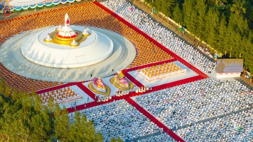 ภาพ No.192634:พิธีจุดประทีปถวายเป็นพุทธบูชา และบูชาธรรมมหาปูชนียาจารย์ ณ อนุสรณ์สถานคลองบางนางแท่น อ.สามพราน จ.นครปฐม ในโครงการธรรมยาตรา กตัญญูบูชา มหาปูชนียาจารย์ พระมงคลเทพมุนี(สด จนฺทสโร) พระผู้ปราบมาร อนุสรณ์สถาน 7 แห่ง ปีที่ 13 วันที่ 10 มกราคม พ.ศ. 2568