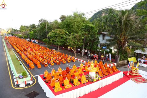 ภาพ No.235141:วันอาทิตย์ที่ 27 กรกฎาคม พ.ศ. 2568 พิธีตักบาตรพระ1,000 รูป ทำบุญเมืองพัทลุง ประธานสงฆ์ พระปริยัติวชิโรดม  เจ้าคณะจังหวัดพัทลุง ประธานฆราวาส นายรัฐศาสตร์ ชิดชู  ผู้ว่าราชการจังหวัดพัทลุง