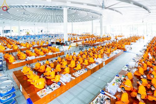 ภาพ No.165768:พิธีถวายภัตตาหารเมนูสวรรค์ วันที่ 26 ตุลาคม พ.ศ. 2567 ณ หอฉันคุณยายอาจารย์ฯ วัดพระธรรมกาย