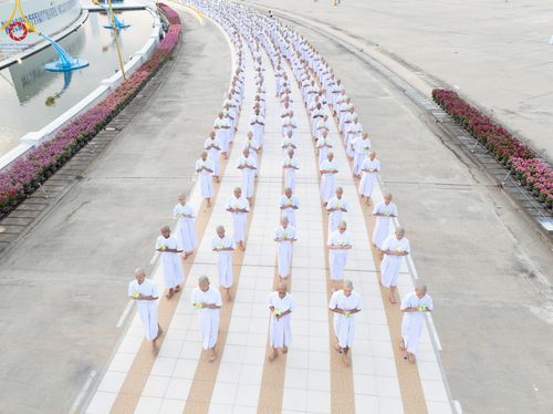 ภาพ No.214940:วันเสาร์ที่ 5 เมษายน พ.ศ. 2568 พิธีเวียนประทักษิณรอบพระมหาธรรมกายเจดีย์  พิธีวันทาเจดีย์ พิธีขอขมาและมอบผ้าไตร ในโครงการบรรพชาสามเณรฟื้นฟูพระพุทธศาสนาทั่วไทย , โครงการหน่อแก้วเปรียญธรรม รุ่นที่ 13 ,  โครงการสามเณรยุวธรรมทายาท รุ่นที่ 33 , โครงการสามเณรมั