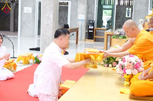 ภาพ No.277918:พิธีตัดปอยผมและปลงผมนาคธรรมทายาท พิธีขอขมาผู้ปกครอง ณ ศูนย์อบรมเยาวชนนครปฐม จ.นครปฐม และพิธีมอบบาตร ผ้าไตร นาคธรรมทายาท พิธีบรรพชา อุปสมบทหมู่ ณ วัดลาดหญ้าไทร จ.นครปฐม