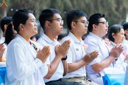 ภาพ No.190210:พิธีตักบาตรพระธรรมยาตรา ณ อนุสรณ์สถานลำดับที่ 1 สถานที่เกิดด้วยรูปกายเนื้อ อนุสรณ์สถานมหาวิหารพระมงคลเทพมุนี (โลตัสแลนด์) อ.สองพี่น้อง จ.สุพรรณบุรี ในโครงการธรรมยาตรา กตัญญูบูชา มหาปูชนียาจารย์ พระมงคลเทพมุนี(สด จนฺทสโร) พระผู้ปราบมาร อนุสรณ์สถาน 7 แห่ง 