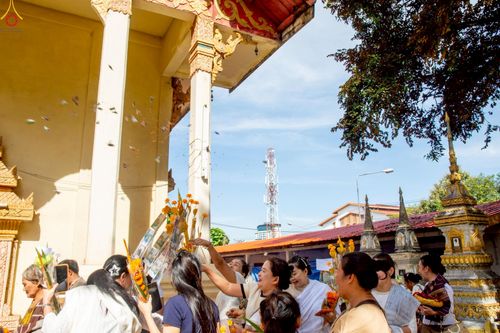 ภาพ No.271734:วันอาทิตย์ที่ 26 ตุลาคม พ.ศ. 2568 กฐินสมทบวัดต่างประเทศ โดยคณะศิษยานุศิษย์ บูชาธรรม 81 ปี  หลวงพ่อธัมมชโย ณ วัดสีอัมพอน นครเวียงจันทน์ สปป.ลาว