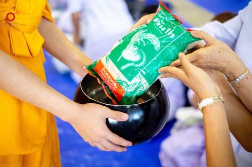 ภาพ No.209321:วันอาทิตย์ที่ 2 มีนาคม พ.ศ. 2568 พิธีตักบาตร ข้าวสารอาหารแห้ง ณ บ้านแก้วเรือนทองคุณยายฯ สภาธรรมกายสากล วัดพระธรรมกาย