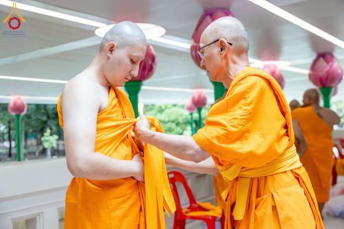 ภาพ No.244774:วันเสาร์ที่ 6 กันยายน พ.ศ. 2568 พิธีถวายบาตร บรรพชา อุปสมบทของนาคธรรมทายาท โครงการอุปสมบทหมู่บูชาธรรมครบรอบ 108 ปี  วันครูผู้ค้นพบวิชชาธรรมกาย ณ โบสถ์พระไตรปิฎก วัดพระธรรมกาย