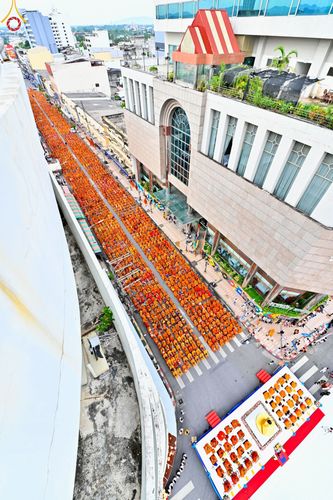 ภาพ No.85887:ตักบาตรพระนานาชาติ 10,000 รูป ใจกลางนครหาดใหญ่ จ.สงขลา วันอาทิตย์ที่ 20 สิงหาคม พ.ศ. 2566