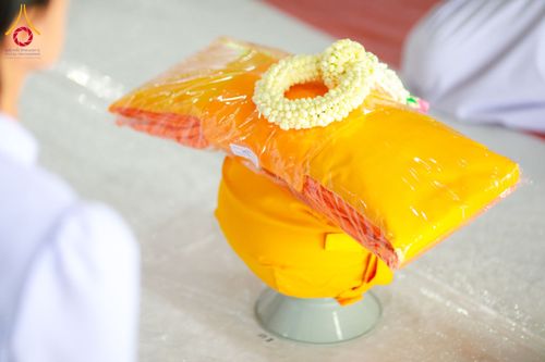 ภาพ No.62720:พิธีขอขมามอบผ้าไตร ในโครงการอุปสมบทหมู่ บูชาธรรมหลวงพ่อธัมมชโย พ.ศ.2567  โครงการอุปสมบทหมู่ธรรมทายาท ระดับอุดมศึกษา รุ่นที่51 (ภาคฤดูร้อน) โครงการบวชพระนานาชาติ AEC และ WAB รุ่นผู้บริหาร(รุ่นที่2) ณ ลานธรรม พระมหาธรรมกายเจดีย์ วันที่ 13 เมษายน พ.ศ. 2567