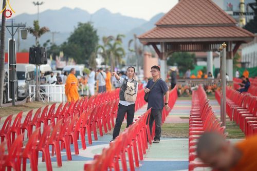 ภาพ No.185563:V.47 เบื้องหลังของเบื้องหน้า งานตักบาตรพระ 10,000 รูป ณ จ.กาญจนบุรี วันที่ 20-21 ธันวาคม พ.ศ. 2567