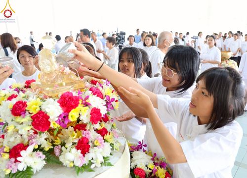 ภาพ No.217507:วันจันทร์ที่ 14 เมษายน พ.ศ. 2568 กิจกรรมสรงน่ำพระ สั่งสมบุญเนื่องในเทศกาลสงกรานต์ 14-16 เมษายน พ.ศ.2568 เวลา 06:00-13:00 น. ณ หอฉันคุณยายอาจารย์ฯ วัดพระธรรมกาย