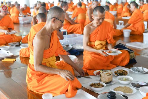 ภาพ No.168672:พิธีถวายภัตตาหารเมนูสวรรค์ ณ หอฉันคุณยายอาจารย์ วัดพระธรรมกาย ในวันเสาร์ที่ 9 พฤศจิกายน พ.ศ. 2567